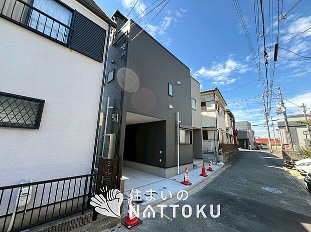 【現地写真(前道含む外観)】健康被害に配慮したもっとも安全性の高い建材を採用し、シックハウス対策をしております。