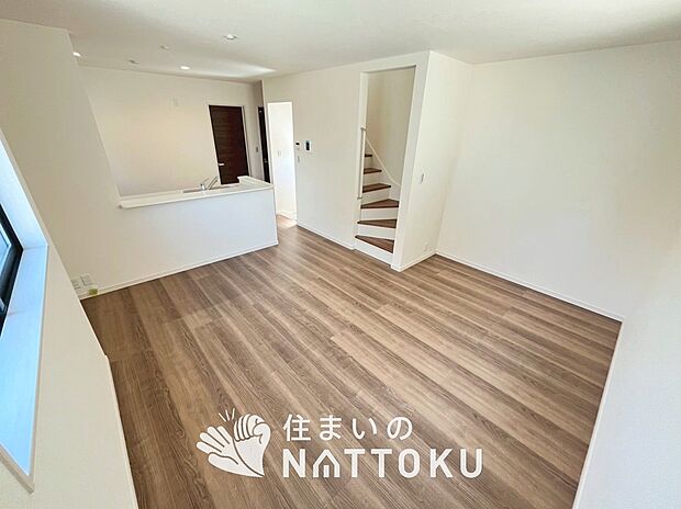 【現地写真(リビング)】フローリング材には、木目、色調など木材特有の風合いがあり、ナチュラルな美しさになっています。