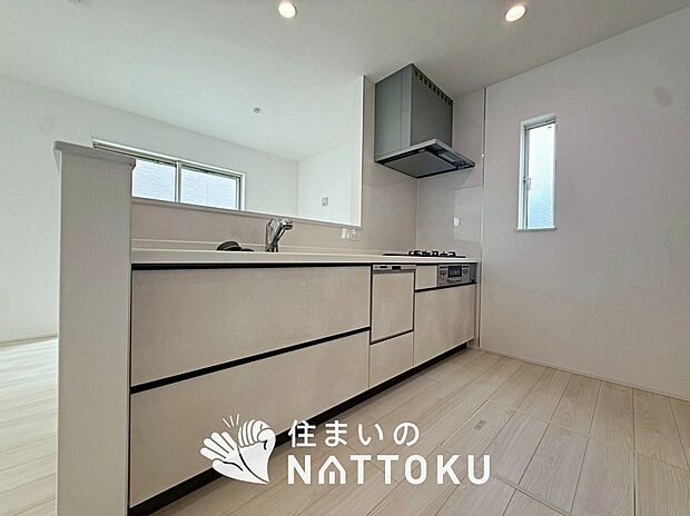 【現地写真（キッチン）】収納たっぷりのシステムキッチン、浄水器付水栓を標準装備しています。