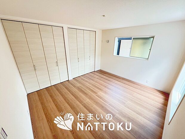 【現地写真（寝室）】木目の美しさを際立たせるシンプルデザインの建具を使用しています。