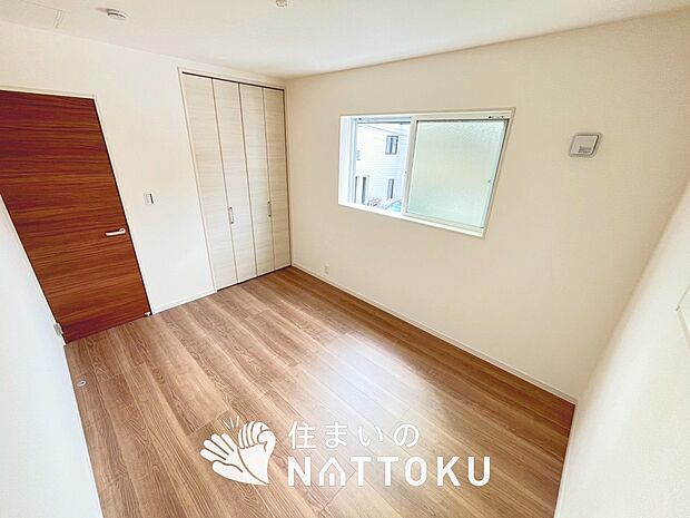 【現地写真（洋室）】木目の美しさを際立たせるシンプルデザインの建具を使用しています。