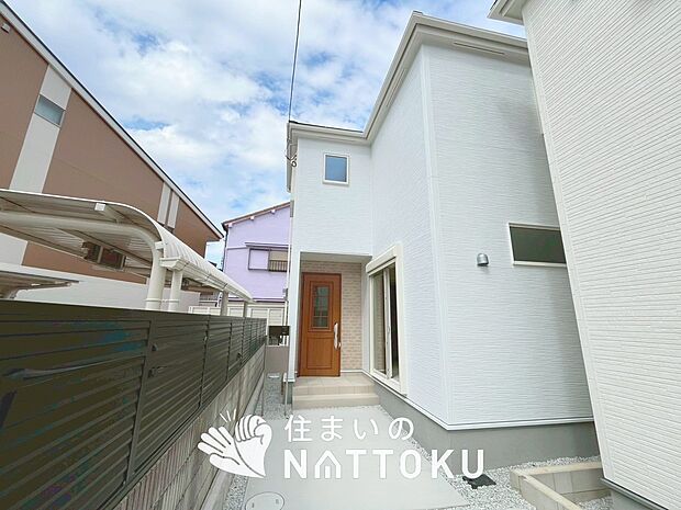 【現地写真（外観）【２号地】】軽くて火災に強い屋根材を採用し、地震時の建物への負担や揺れを軽減しています。