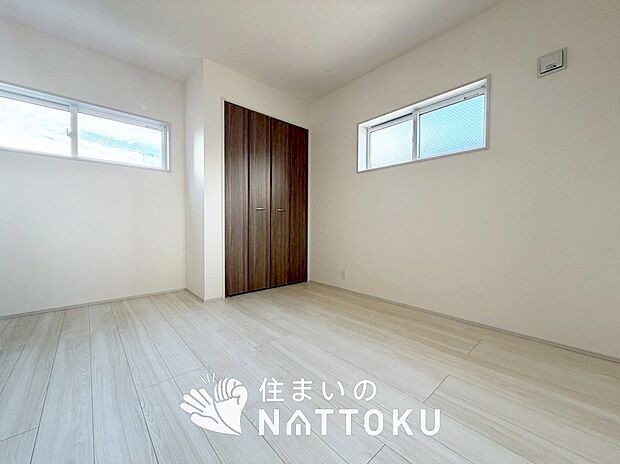 【現地写真(洋室)】木目の美しさを際立たせるシンプルデザインの建具を使用しています。