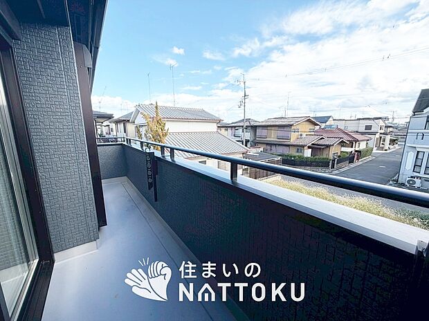 【バルコニー】奥行きが広く、洗濯物をゆったりと干せる十分な広さで、家族の洗濯も捗ります。