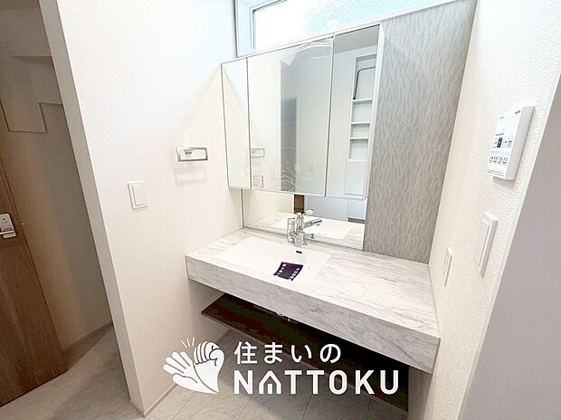 【洗面台・洗面所】鏡の両サイドは、必要なものを取出しやすく、大きな鏡面で朝の準備も快適。
使いやすいリフトアップ機能付きのシングルレバーシャワー水栓付です。