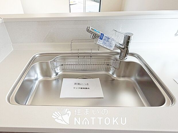 【浄水器内臓ハンドシャワー付シンク】広々とした凸型シンクに洗剤ポケットを標準装備。すっきり収納できます。
また、蛇口の先端に浄水器を内蔵しているため場所をとりません。