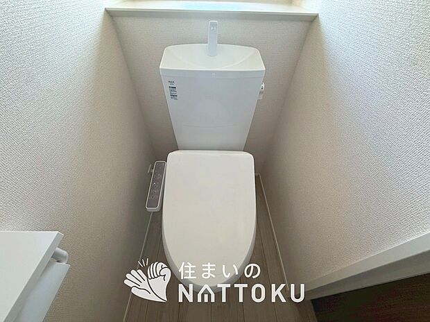 【トイレ】汚れてもサッとひと拭きでお手入れ簡単、エコ仕様の温水洗浄便座付きのトイレです。
バリアフリーにも配慮しています。
