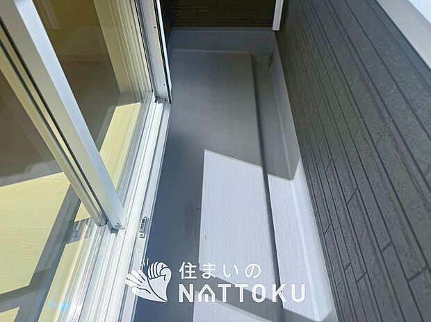 【バルコニー】奥行きが広く、洗濯物をゆったりと干せる十分な広さで、家族の洗濯も捗ります。