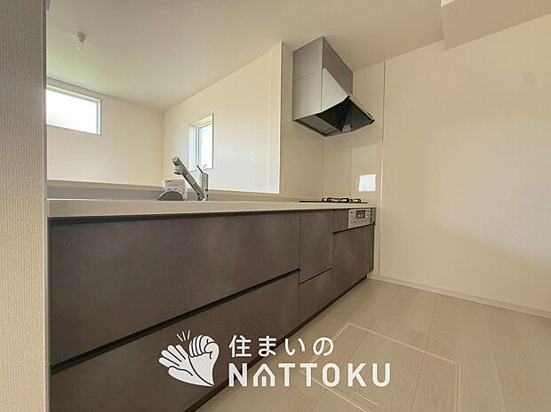 【現地写真（キッチン）】収納たっぷりのシステムキッチン、浄水器付水栓を標準装備しています。