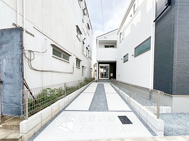 【現地写真（街並み）】雨で汚れを落とし、耐久性・耐候性に優れた外壁を使用しています。