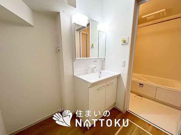 【洗面台・洗面所】鏡の両サイドは、必要なものを取出しやすく、大きな鏡面で朝の準備も快適。
使いやすいリフトアップ機能付きのシングルレバーシャワー水栓付です。