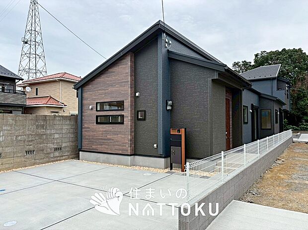 【現地写真（外観）【１号地】】雨で汚れを落とし、耐久性・耐候性に優れた外壁を使用しています。