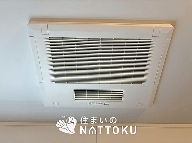 【電気式浴室暖房換気乾燥機】寒い冬場はあたたかく、暑い夏場は扇風機のような心地よさです。
雨の日は、浴室が衣類乾燥スペースになります。