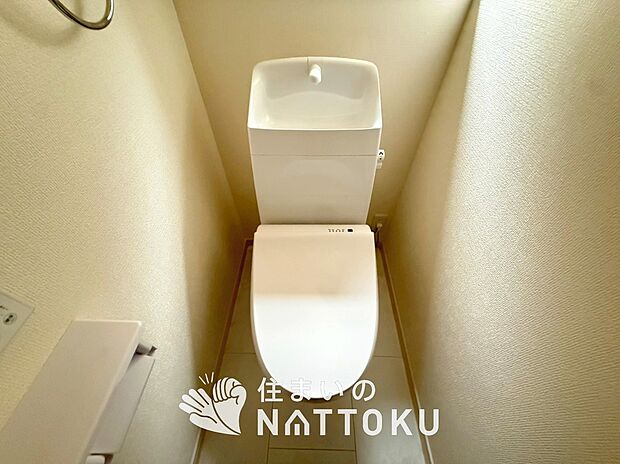 【トイレ】汚れてもサッとひと拭きでお手入れ簡単、エコ仕様の温水洗浄便座付きのトイレです。
バリアフリーにも配慮しています。
