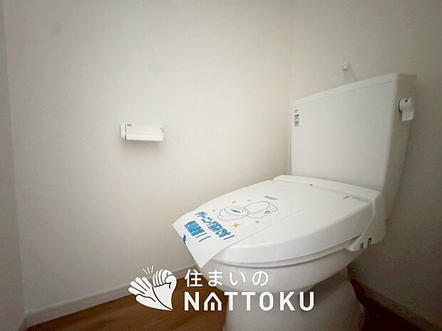 【トイレ】汚れてもサッとひと拭きでお手入れ簡単、エコ仕様の温水洗浄便座付きのトイレです。
バリアフリーにも配慮しています。