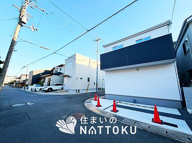 【現地写真（前道含む外観）】断熱性、気密性を高める工夫で一年中ずっと心地よく暮らせる、高気密・高断熱です。