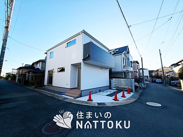 【現地写真（前道含む外観）】お引渡し後も無償の定期点検を行っており、暮らしの安心をお届けしています。