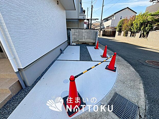 【現地写真（駐車場）】駐車スペースが広く、運転が苦手な方も安心です。