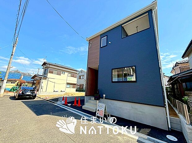 【現地写真（前道含む外観）】健康被害に配慮したもっとも安全性の高い建材を採用し、シックハウス対策をしております。