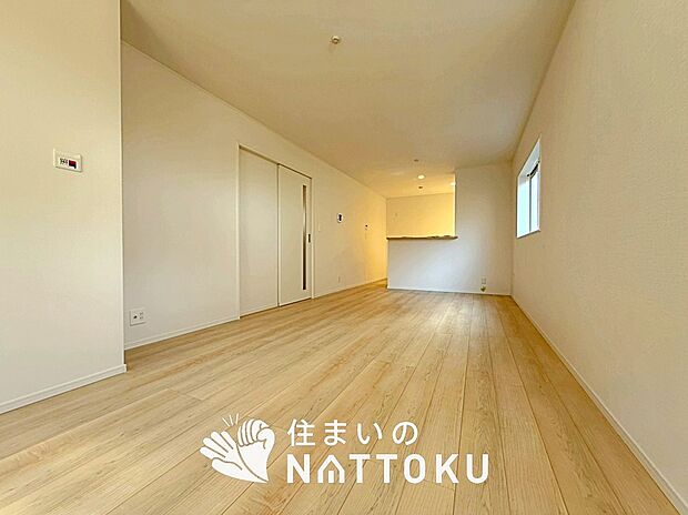 【現地写真（リビング）】フローリング材には、木目、色調など木材特有の風合いがあり、ナチュラルな美しさになっています。