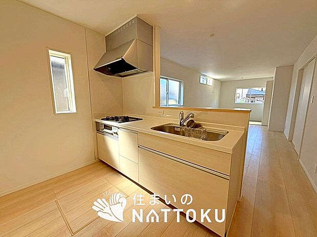 【現地写真（キッチン）】収納たっぷりのシステムキッチン、浄水器付水栓を標準装備しています。