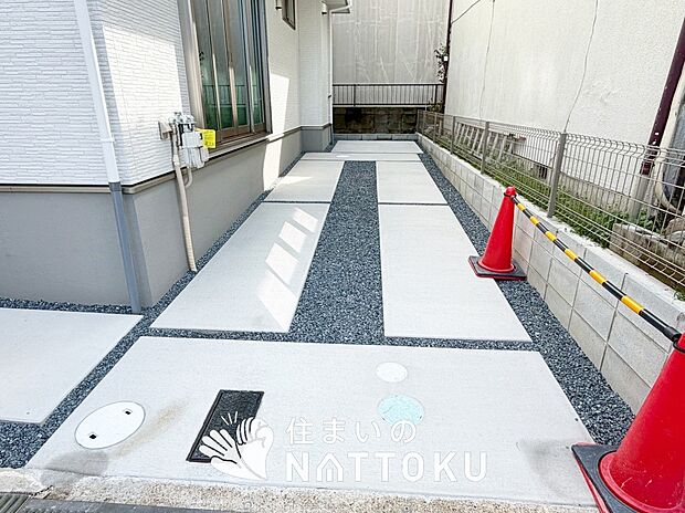 【現地写真（駐車場）】駐車スペースが広く、運転が苦手な方も安心です。