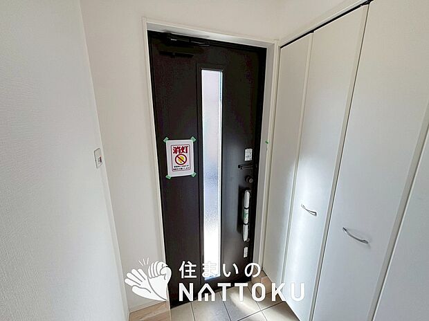 【現地写真（玄関）】玄関には、大型のシューズ収納を設置しています。