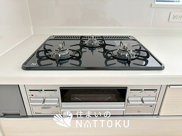 【ビルトインコンロ】フラットな構造で清掃性が高く、過熱防止センサー付３口タイプで日頃の家事も快適です。