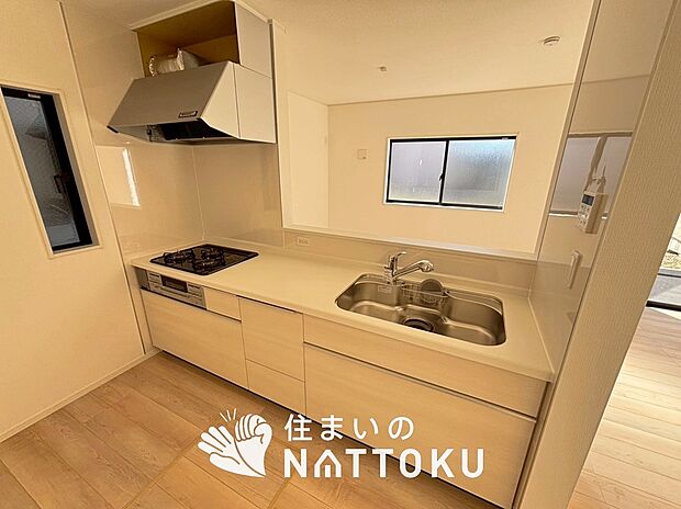 【現地写真（キッチン）】収納たっぷりのシステムキッチン、浄水器付水栓を標準装備しています。