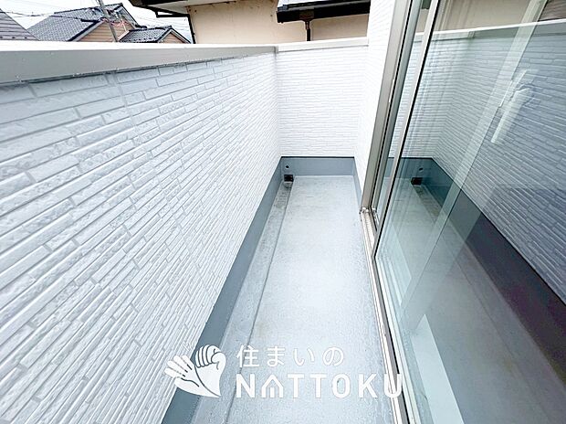 【バルコニー】奥行きが広く、洗濯物をゆったりと干せる十分な広さで、家族の洗濯も捗ります。