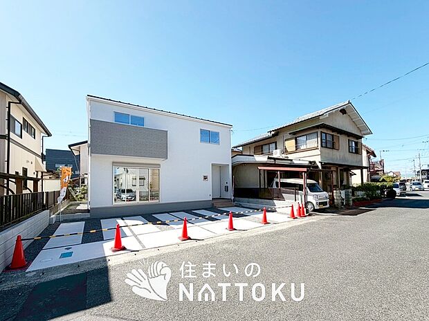 【現地写真（前道含む外観）】断熱性、気密性を高める工夫で一年中ずっと心地よく暮らせる、高気密・高断熱です。