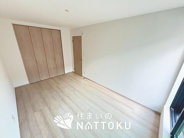 【現地写真（洋室）】木目の美しさを際立たせるシンプルデザインの建具を使用しています。