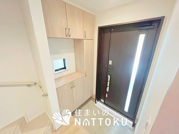 【現地写真（玄関）】玄関には、大型のシューズ収納を設置しています。