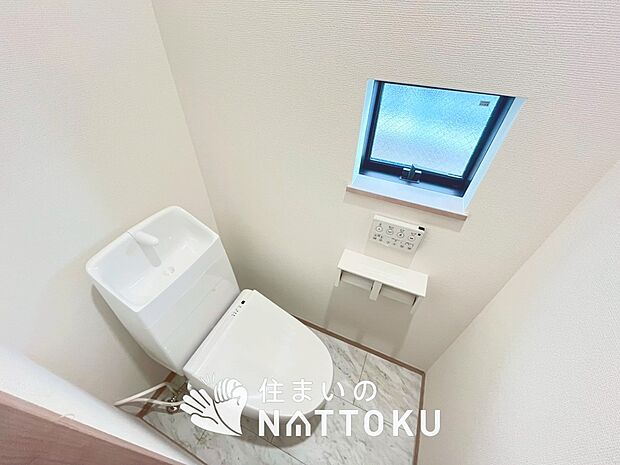 【トイレ】汚れてもサッとひと拭きでお手入れ簡単、エコ仕様の温水洗浄便座付きのトイレです。
バリアフリーにも配慮しています。
