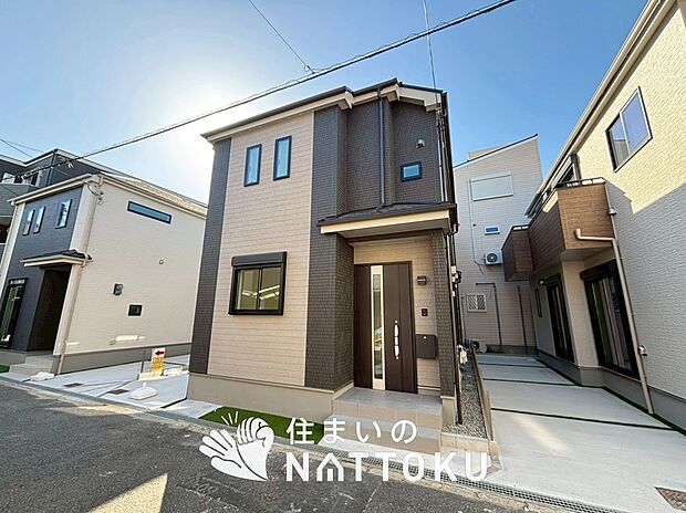 【現地写真（外観）【２号地】】軽くて火災に強い屋根材を採用し、地震時の建物への負担や揺れを軽減しています。