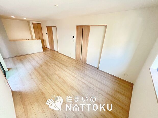 【現地写真（リビング）】フローリング材には、木目、色調など木材特有の風合いがあり、ナチュラルな美しさになっています。