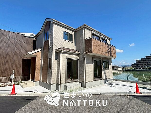 【現地写真（外観）】雨で汚れを落とし、耐久性・耐候性に優れた外壁を使用しています。