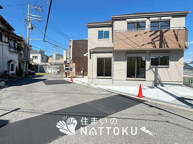 【現地写真（前道含む外観）】軽くて火災に強い屋根材を採用し、地震時の建物への負担や揺れを軽減しています。