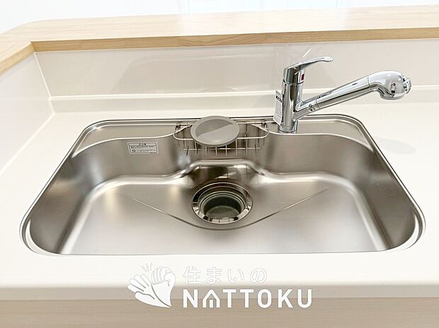 【浄水器内臓ハンドシャワー付シンク】広々とした凸型シンクに洗剤ポケットを標準装備。すっきり収納できます。
また、蛇口の先端に浄水器を内蔵しているため場所をとりません。