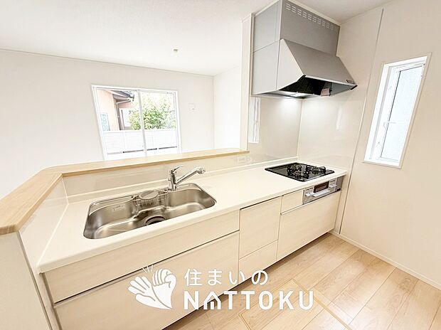 【現地写真（キッチン）】収納たっぷりのシステムキッチン、浄水器付水栓を標準装備しています。