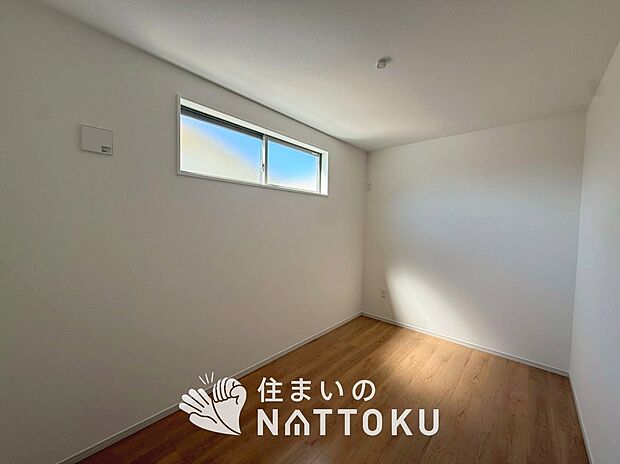 【現地写真(洋室)】木目の美しさを際立たせるシンプルデザインの建具を使用しています。