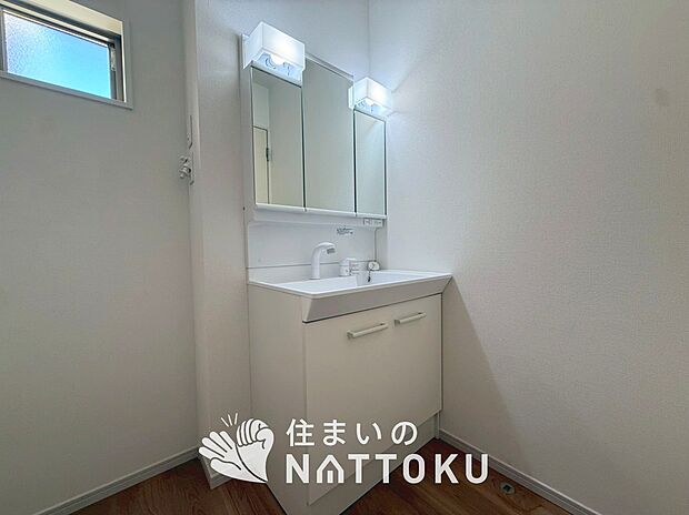 【洗面台・洗面所】鏡の両サイドは、必要なものを取出しやすく、大きな鏡面で朝の準備も快適。
使いやすいリフトアップ機能付きのシングルレバーシャワー水栓付です。