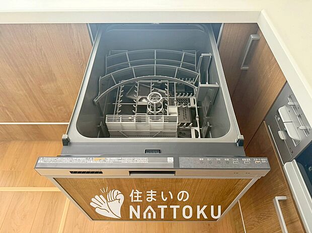 【食器洗い乾燥機】食後の時間にゆとりを与えてくれる食器洗い乾燥機。
操作ボタンも上面にあるので、腰をかがめずに操作ができラクラクです。