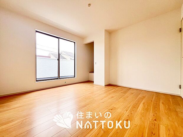 【現地写真(寝室)】木目の美しさを際立たせるシンプルデザインの建具を使用しています。