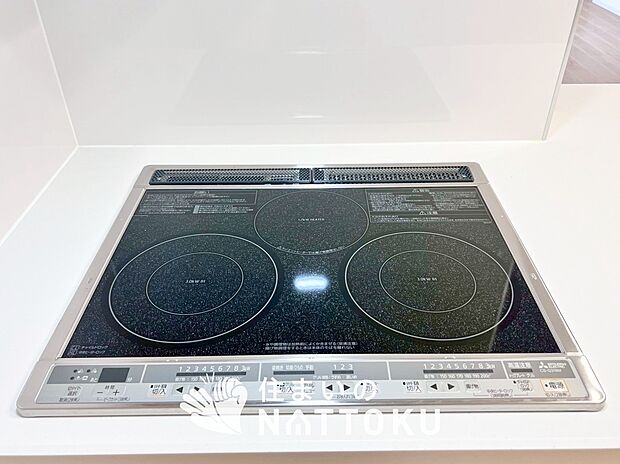 【ビルトインコンロ】フラットな構造で清掃性が高く、過熱防止センサー付3口タイプで日頃の家事も快適です。