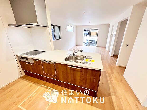 【現地写真(キッチン)】収納たっぷりのシステムキッチン、浄水器付水栓を標準装備しています。