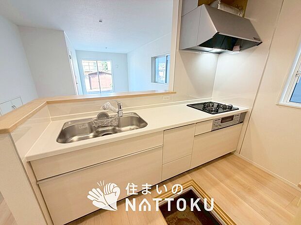 【現地写真（キッチン）】収納たっぷりのシステムキッチン、浄水器付水栓を標準装備しています。