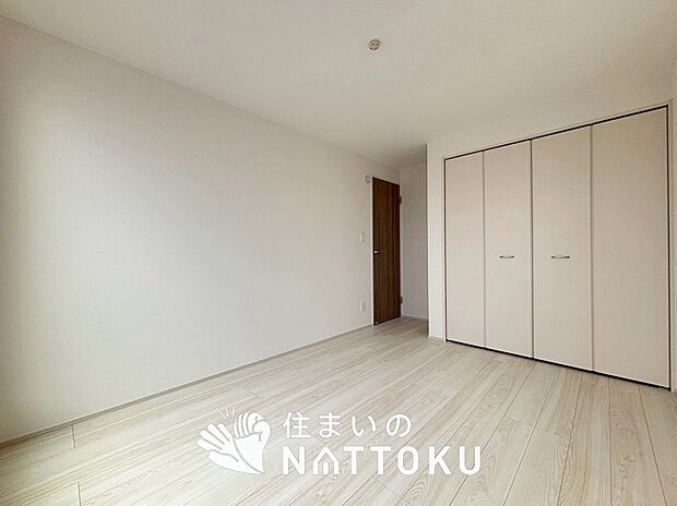 【現地写真(洋室)】木目の美しさを際立たせるシンプルデザインの建具を使用しています。