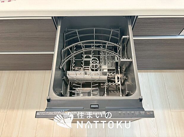 【食器洗い乾燥機】食後の時間にゆとりを与えてくれる食器洗い乾燥機。
操作ボタンも上面にあるので、腰をかがめずに操作ができラクラクです。