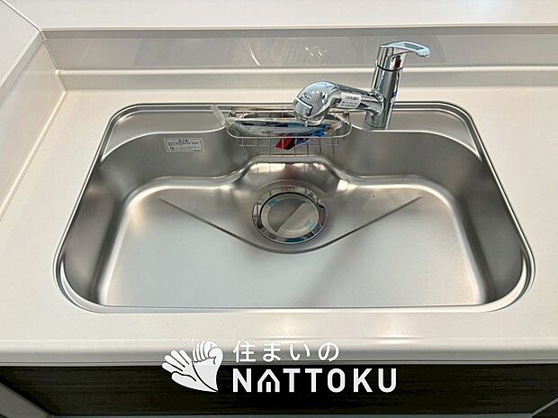【浄水器内臓ハンドシャワー付シンク】広々とした凸型シンクに洗剤ポケットを標準装備。すっきり収納できます。
また、蛇口の先端に浄水器を内蔵しているため場所をとりません。